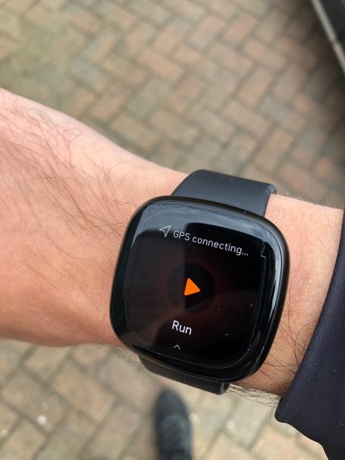 Run workout screen on the Fitbit Versa 3, waiting for the GPS to connect.